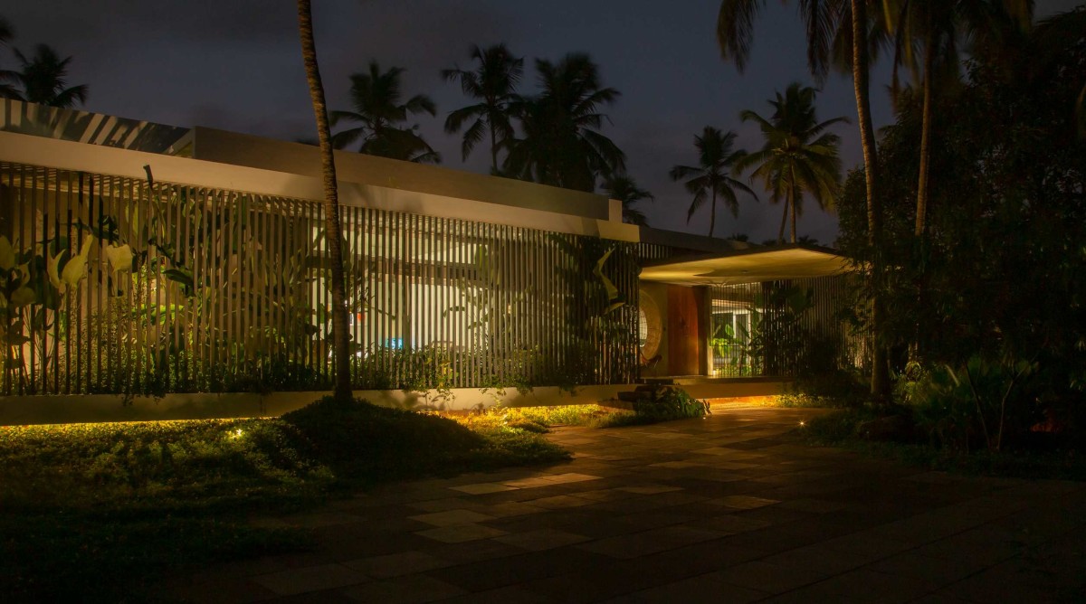 Dusk light exterior view of Screen - The Lantern House by Zero Studio