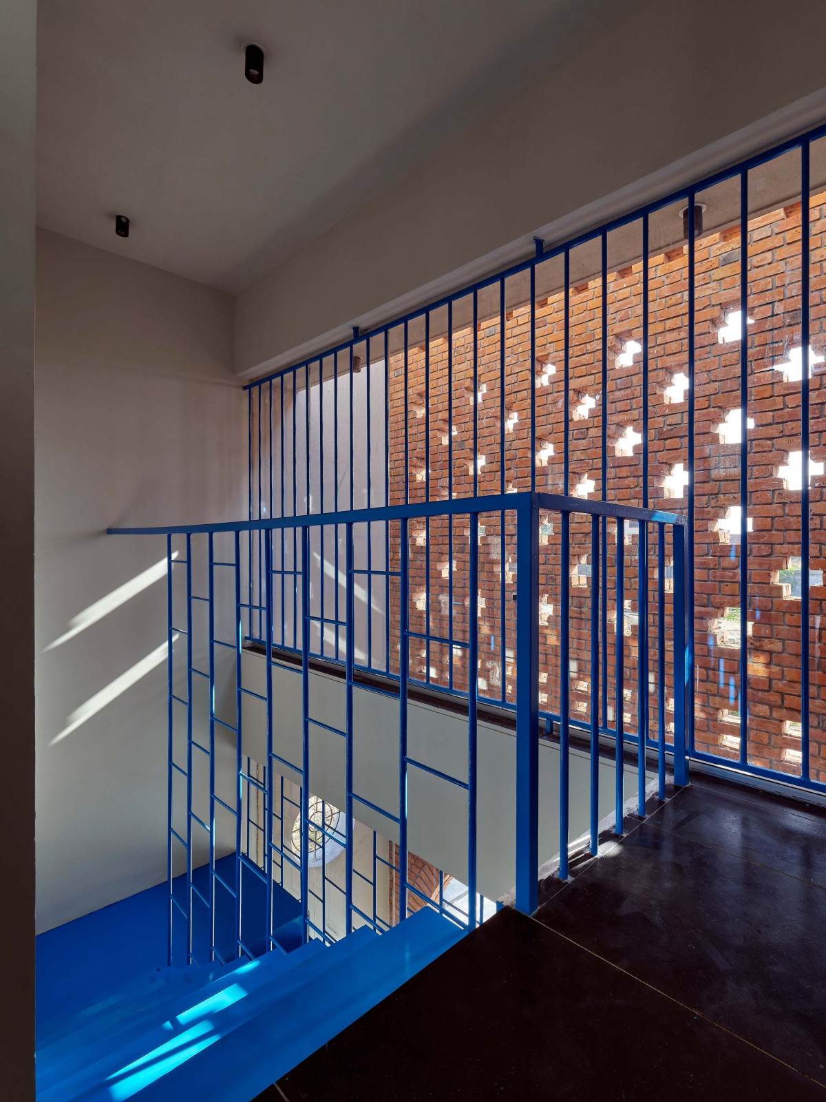 Brick Wall and Staircase of Within Cuboids by Alok Kothari Architects