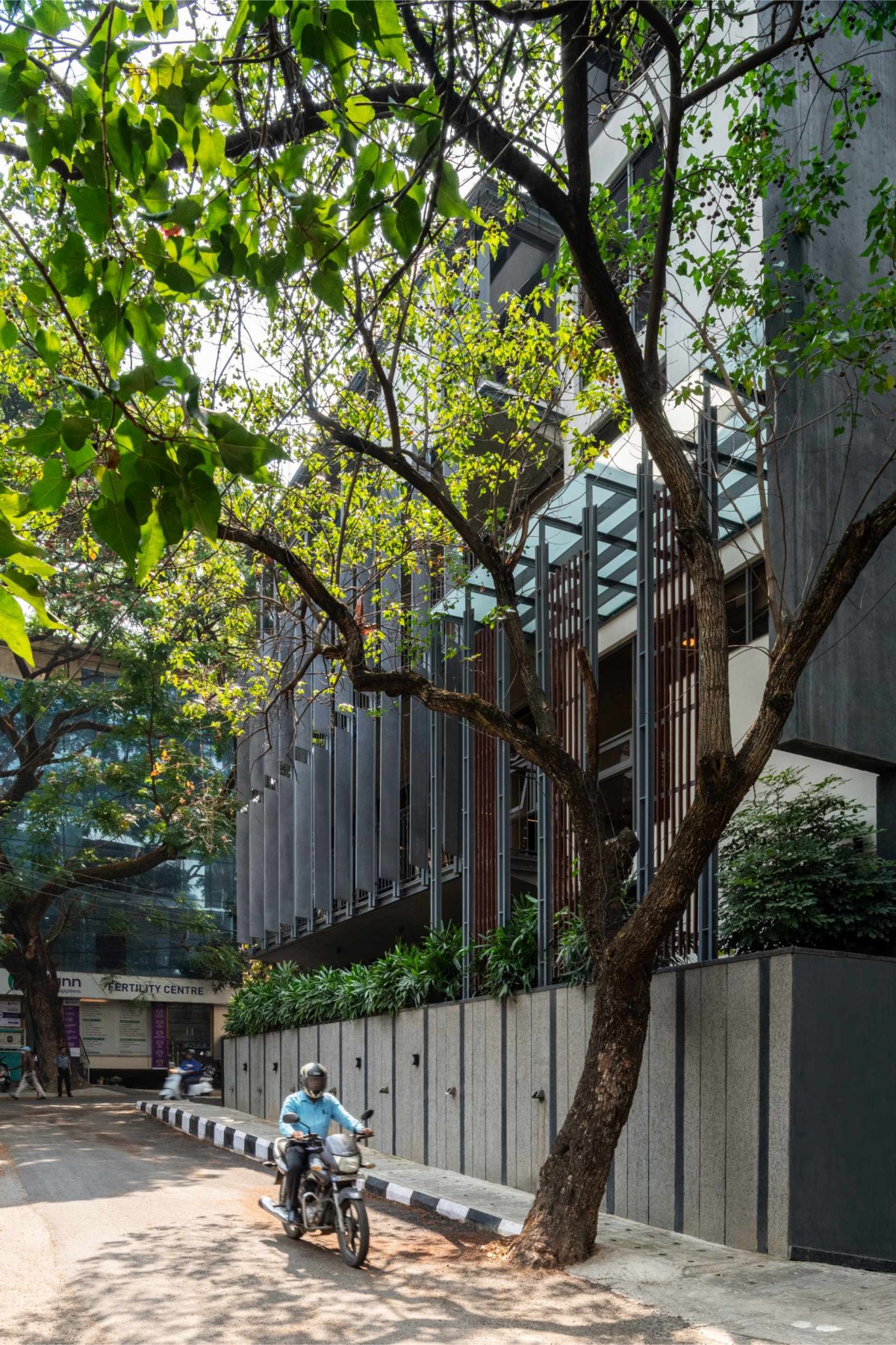 Exterior view of the double-height entry space of Slate house by Funktion design