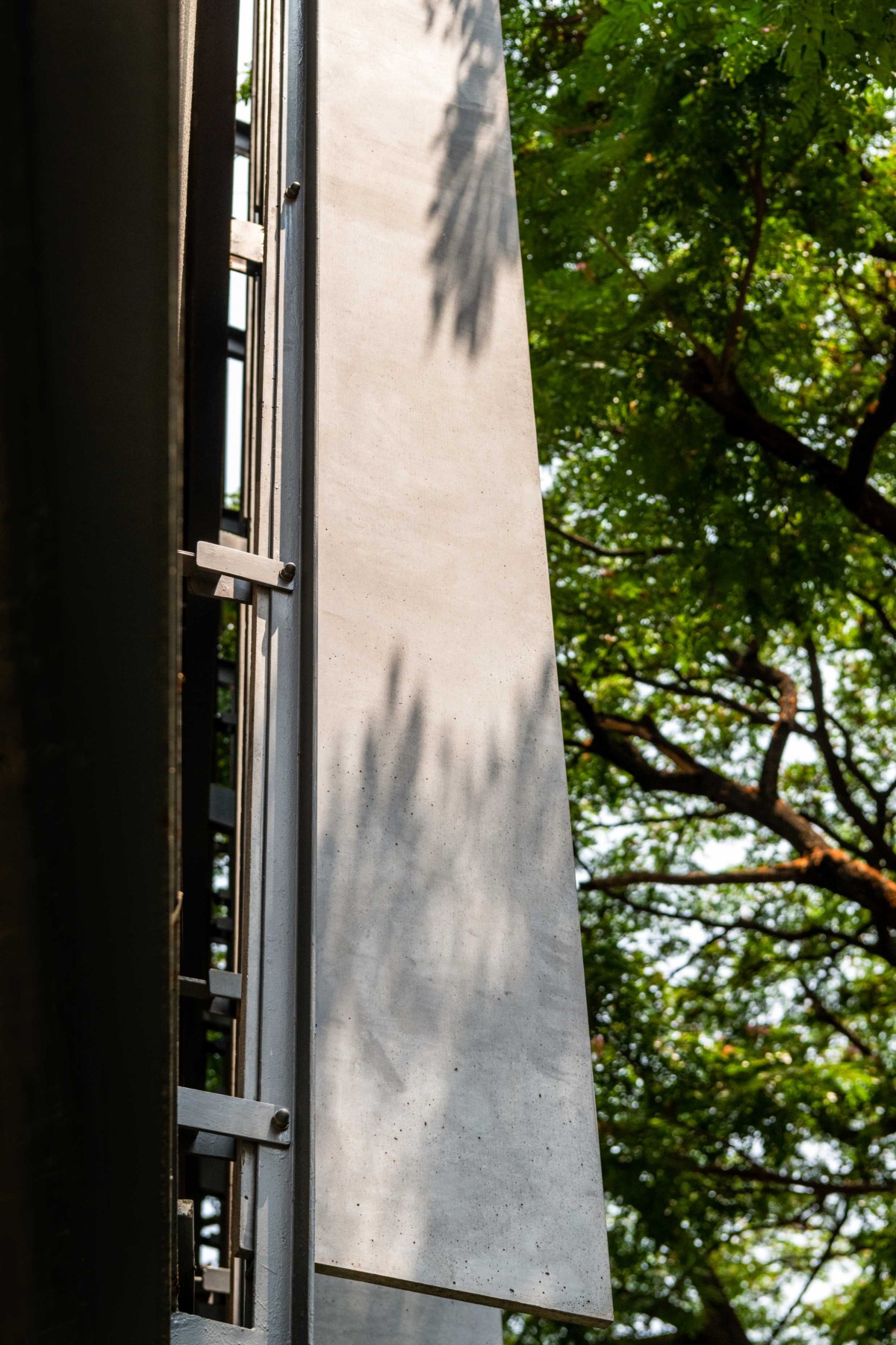 Fixing detail of UHPC panel fins of Slate house by Funktion design