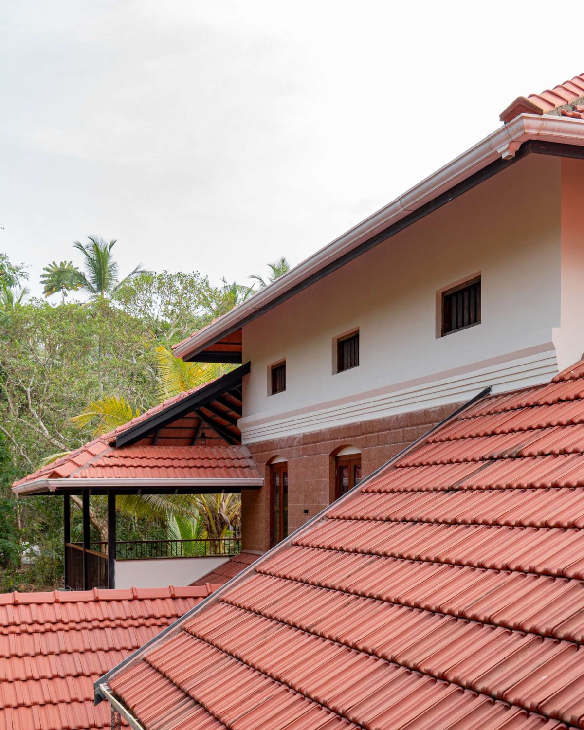 Detailed shot of roof of Muthana House by Designature Architects