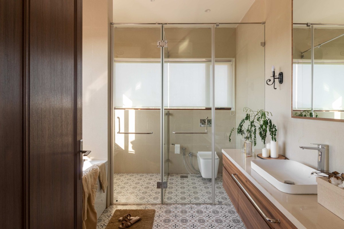 Bathroom and Toilet of The Farmhouse by Oris Architects