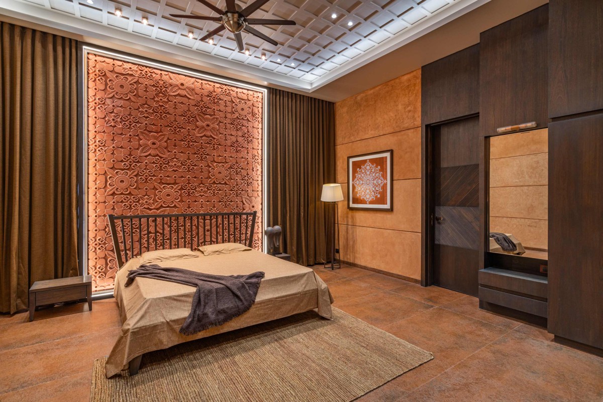 Parent's Bedroom of Sri Sri Villa by Ace Associates