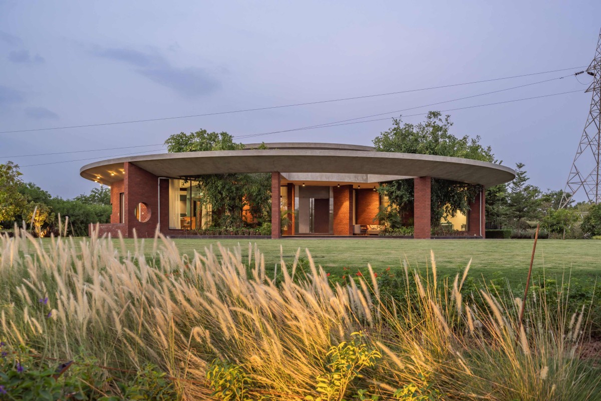 Dusk light exterior view of The Ring House by Studio prAcademics