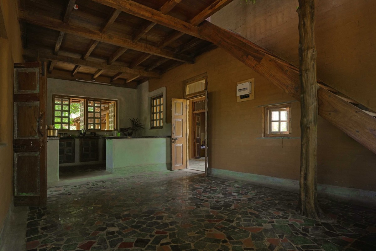 Living block with open kitchen of House of Reclaimed Gold by Out Of The Box