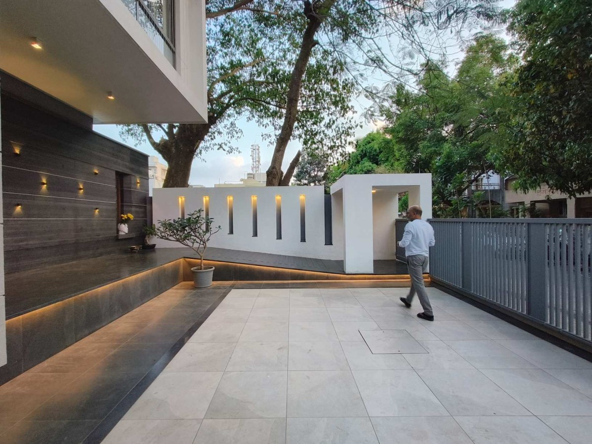 Entrance porch of Godbole Residence by Chaware & Associates