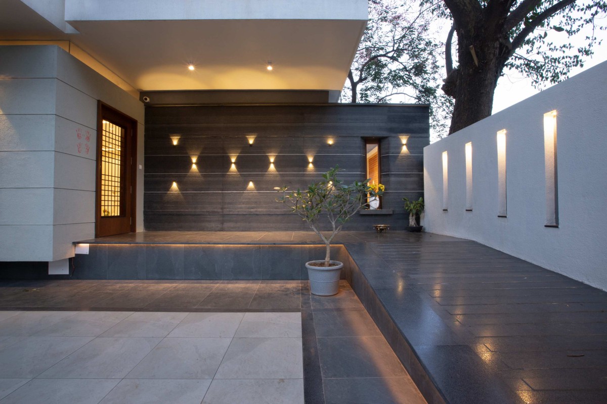 Entrance of Godbole Residence by Chaware & Associates