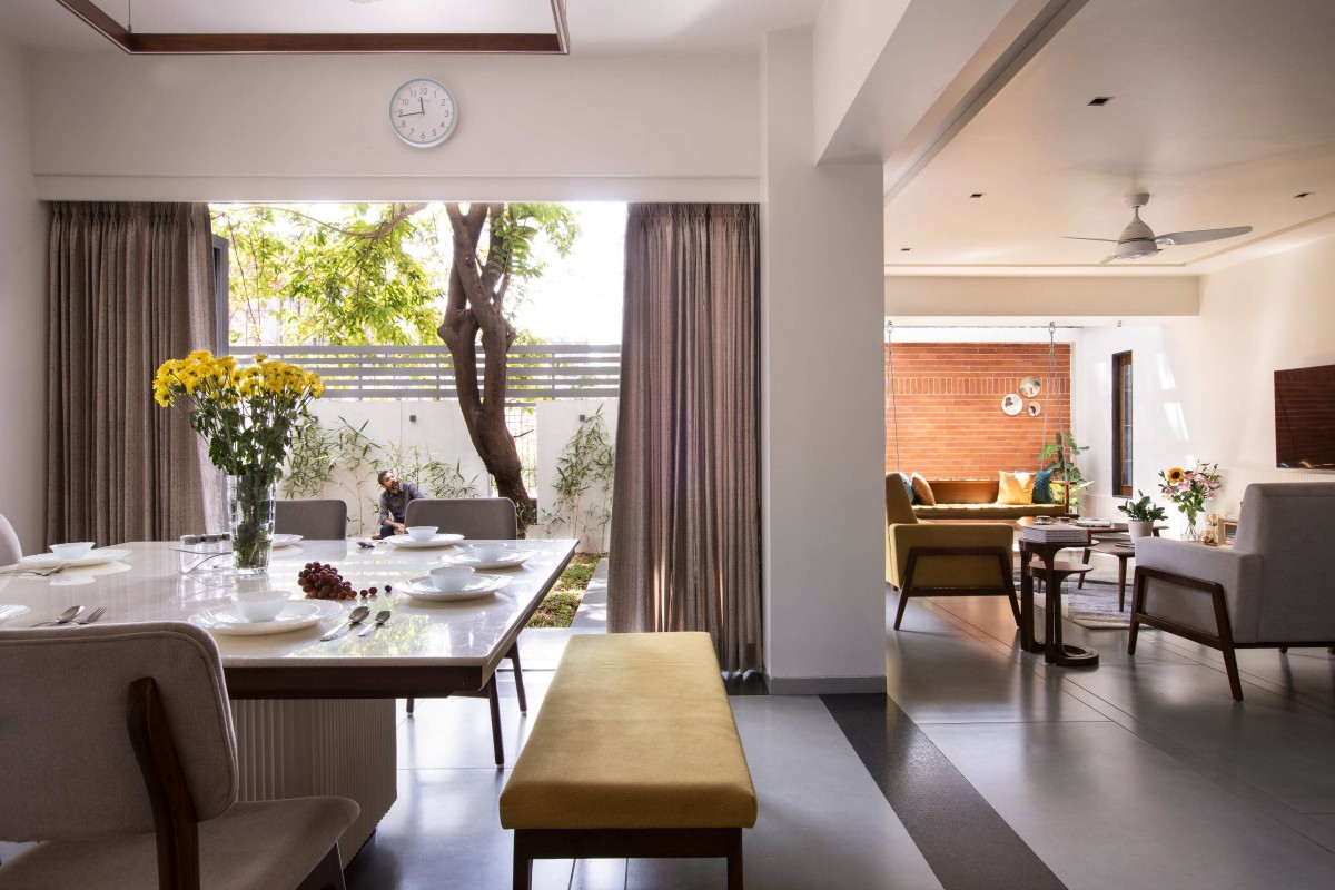 Dining of Godbole Residence by Chaware & Associates