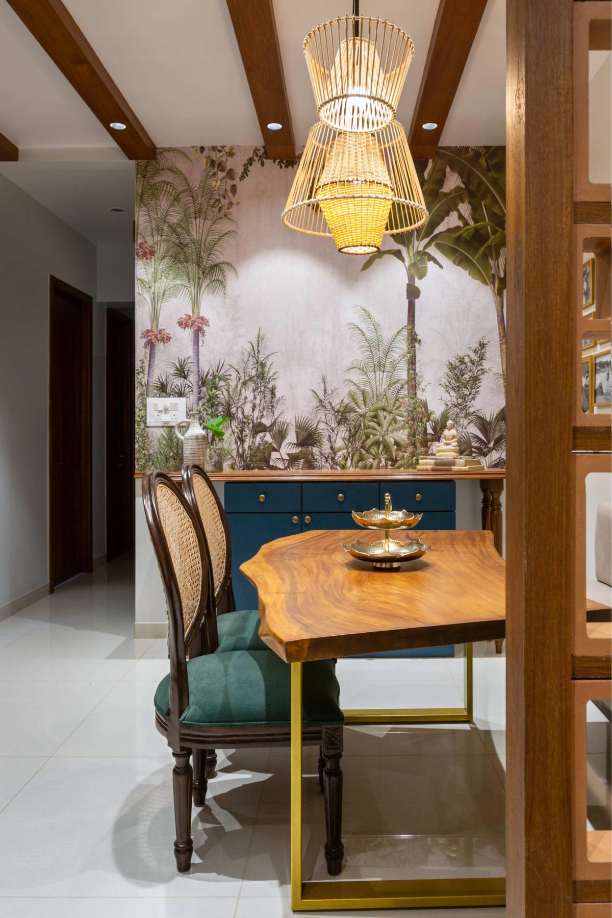 Dining of Epsilon House by SumitDongaडिजाइन + Shyla C Design Studio