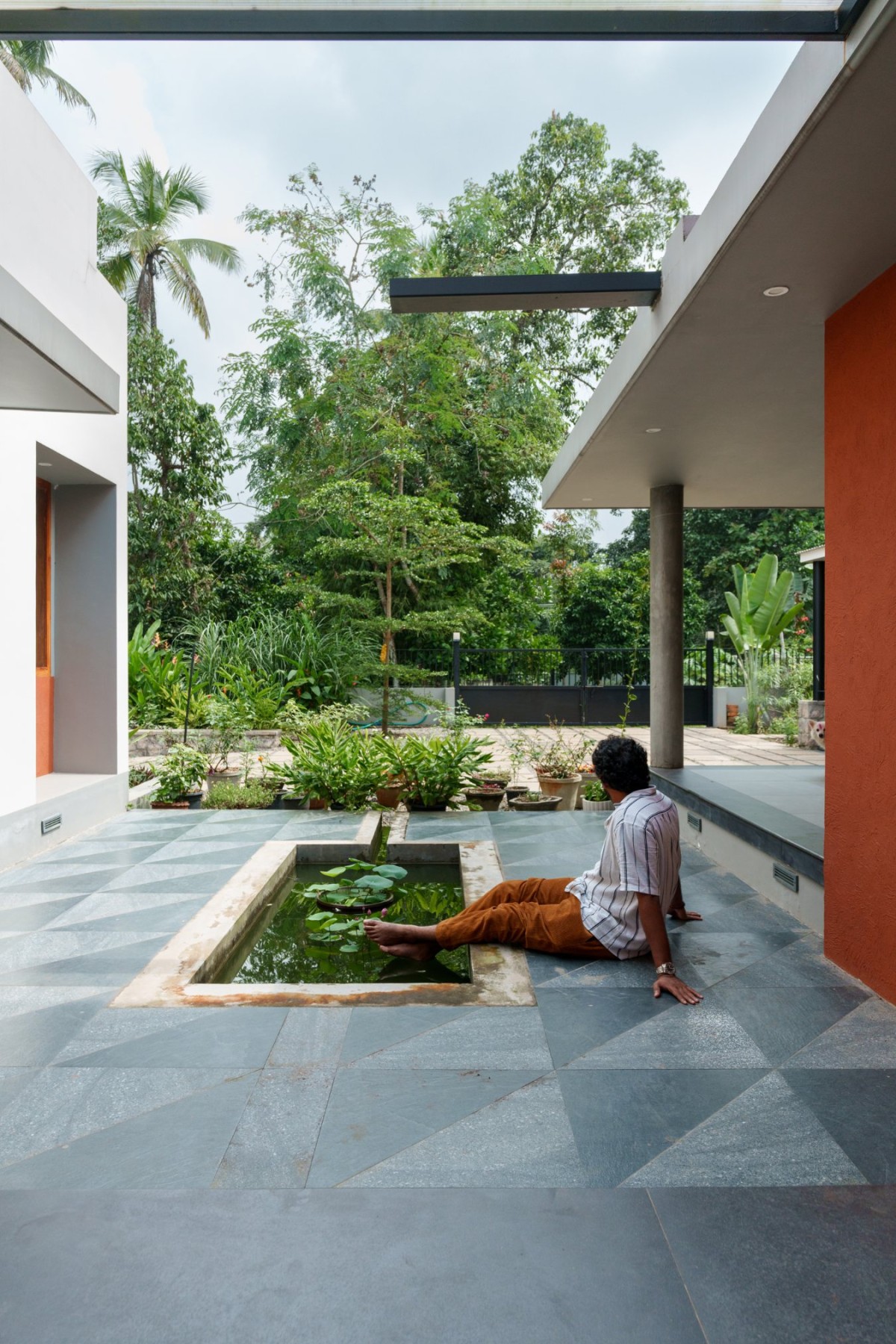 Yoga space of Inside-Out Residence by The Design Room