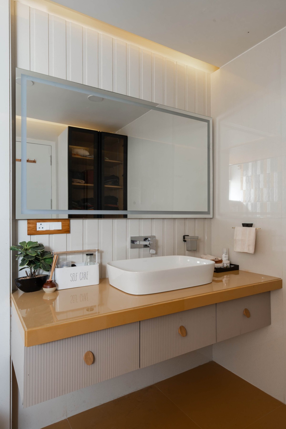 Toilet and Bathroom of The Penthaus by Studio Pastels