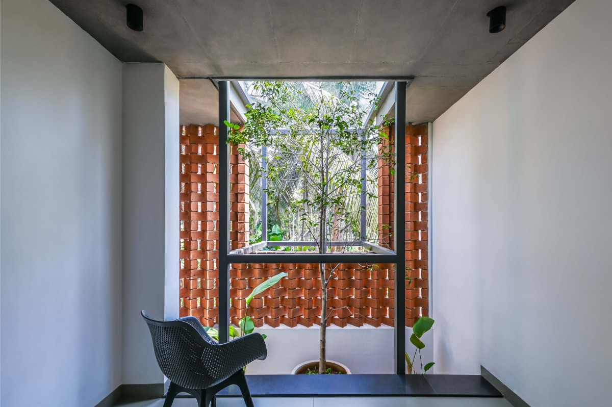 Balcony of Brick Screen House by HONEYCOMB Architects