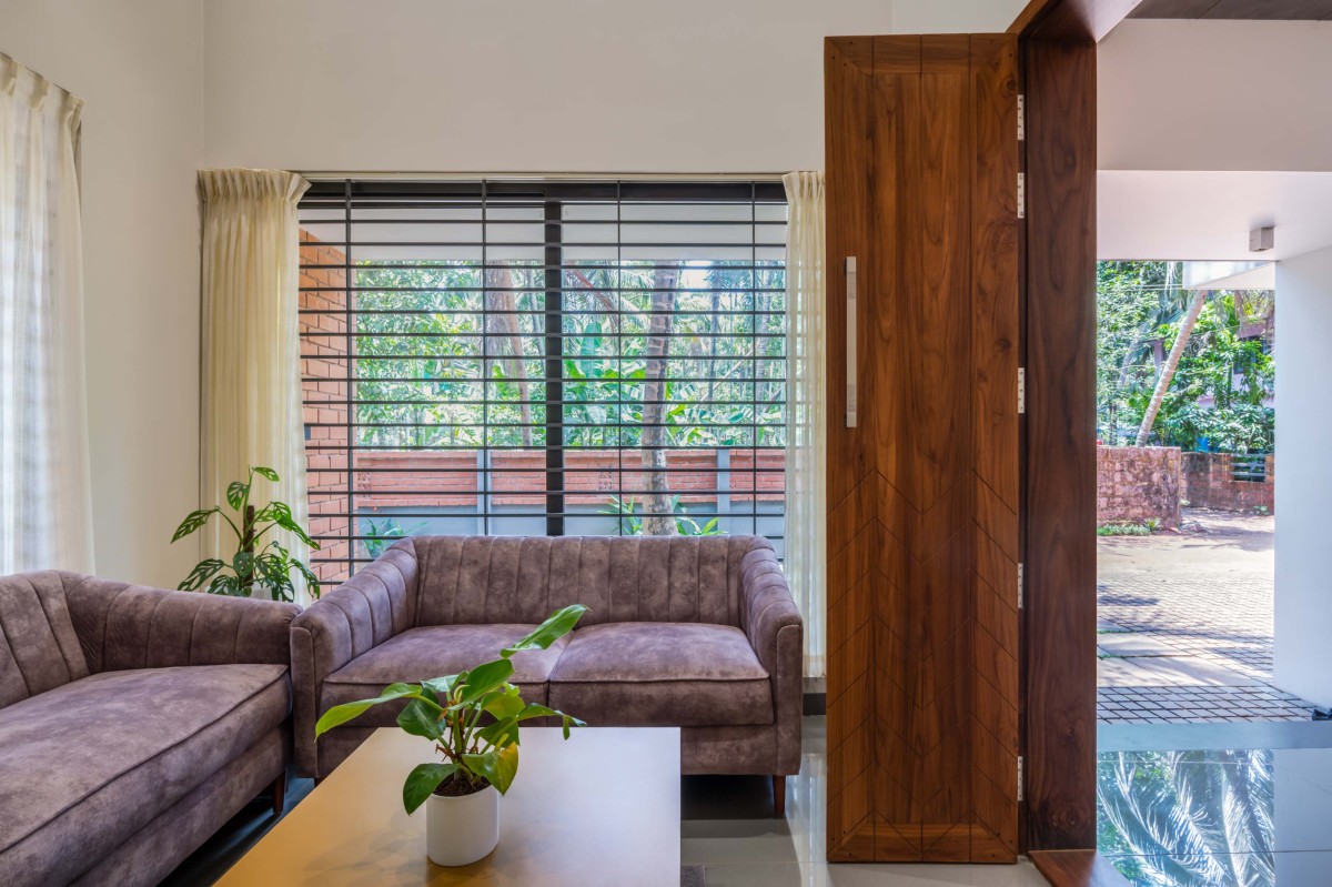 Living room of Brick Screen House by HONEYCOMB Architects