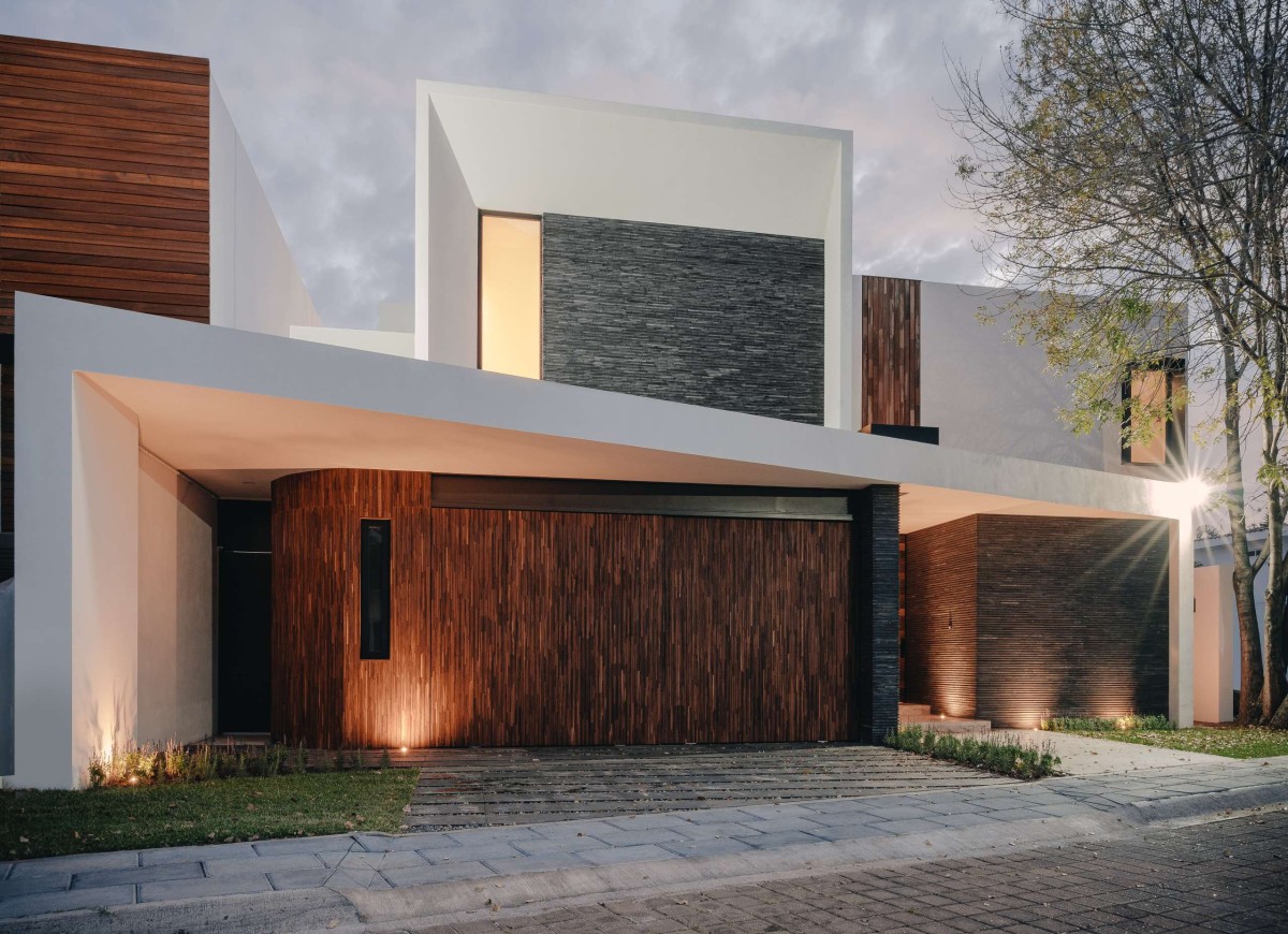 Dusk light exterior view of Casa Luna by Dionne Arquitectos