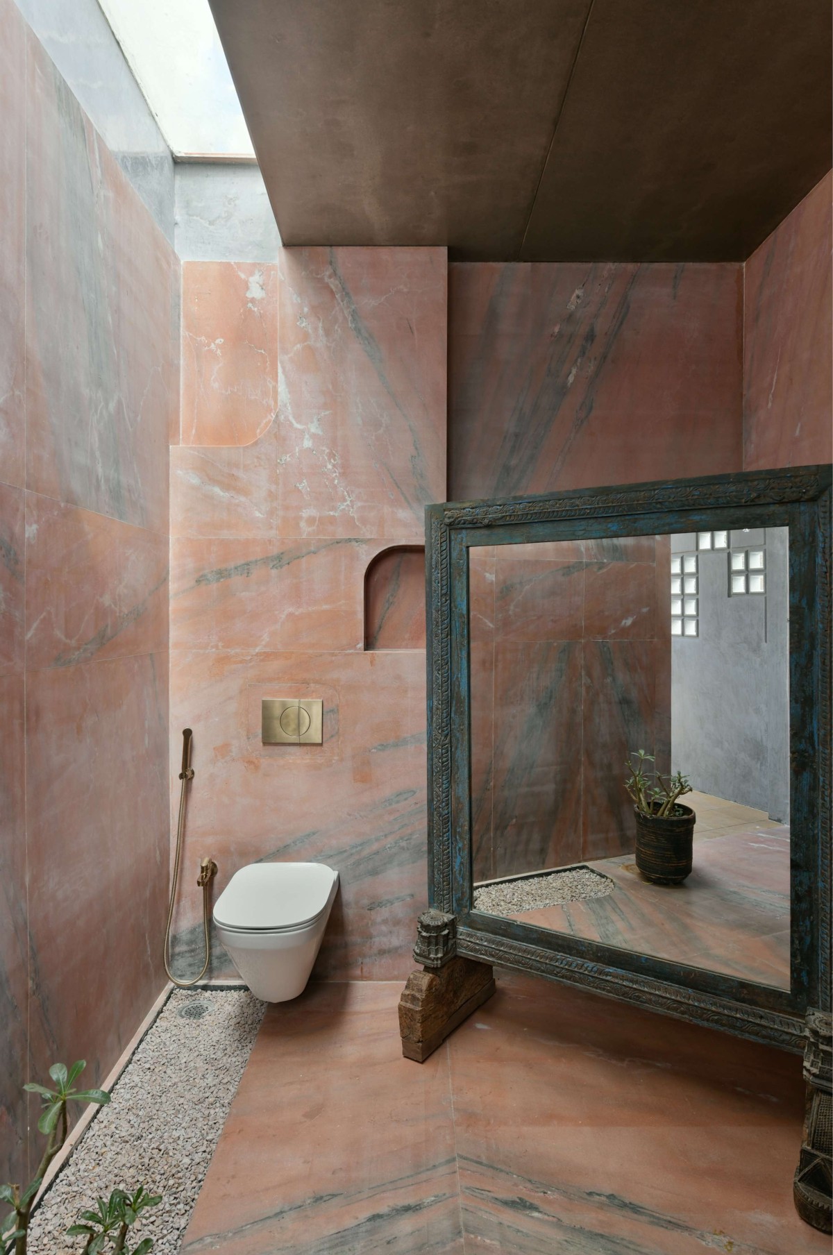 Washroom of Dusk by Naav Studio