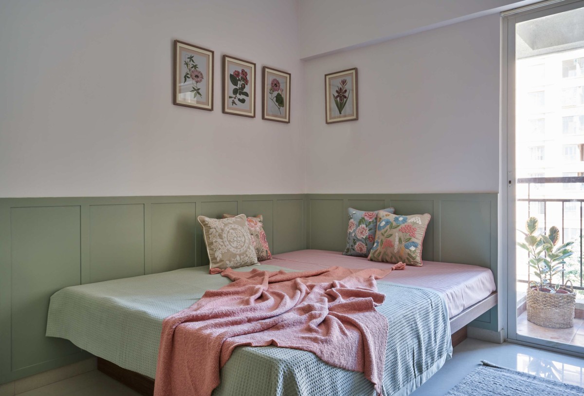 Bedroom of Kshitija & Rakesh Patil Residence by INI Studio