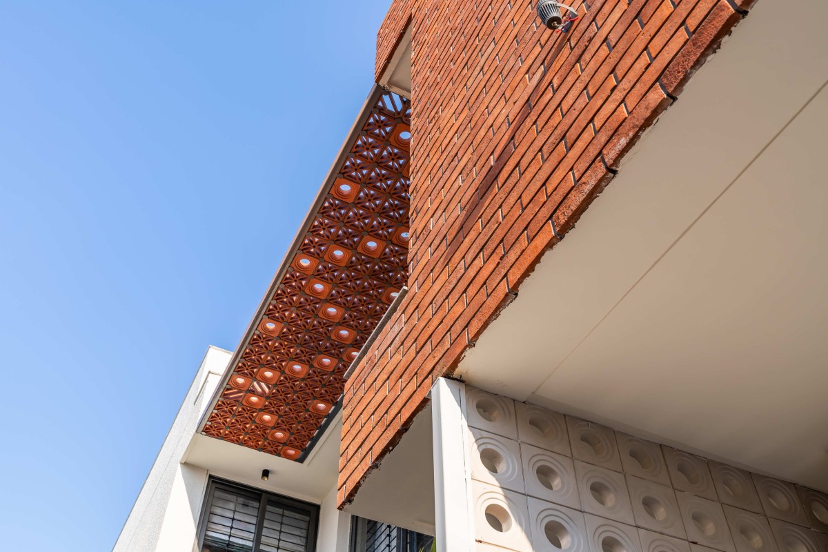 Detailed shot of brick wall of Chainani House by Jagrut Shah Architect and Associates