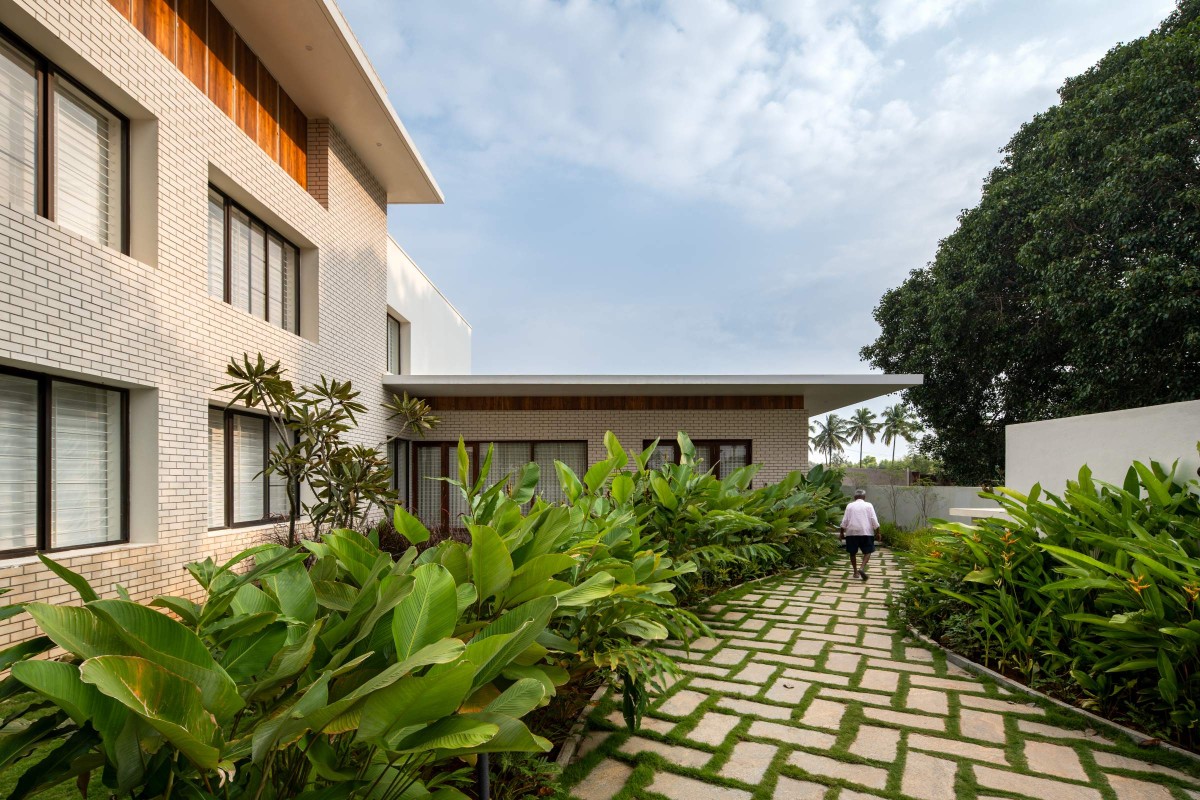 Entry walkway of The Modern Pastoral House by Sudaiva Studio