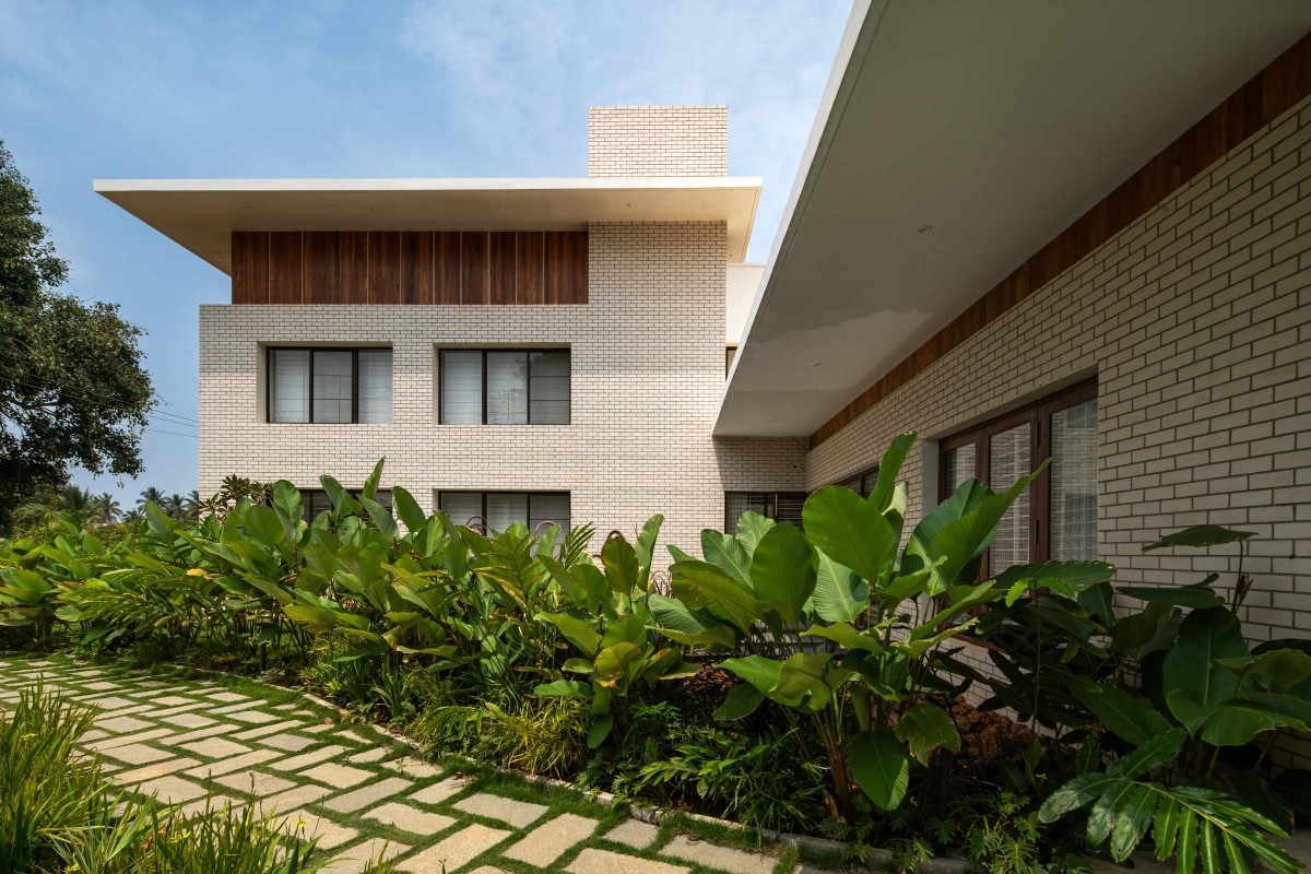 Side view of The Modern Pastoral House by Sudaiva Studio