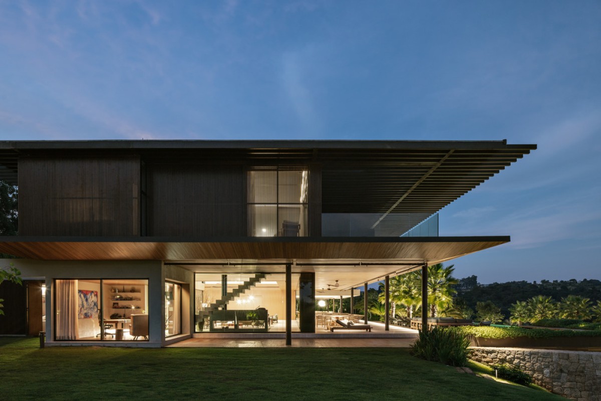 Dusk light exterior view of Valencia House by Padovani Arquitetos