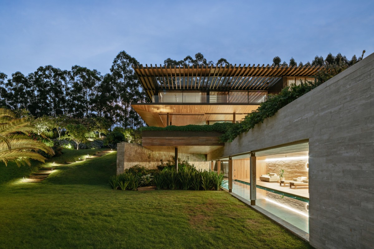 Dusk light exterior view of Valencia House by Padovani Arquitetos