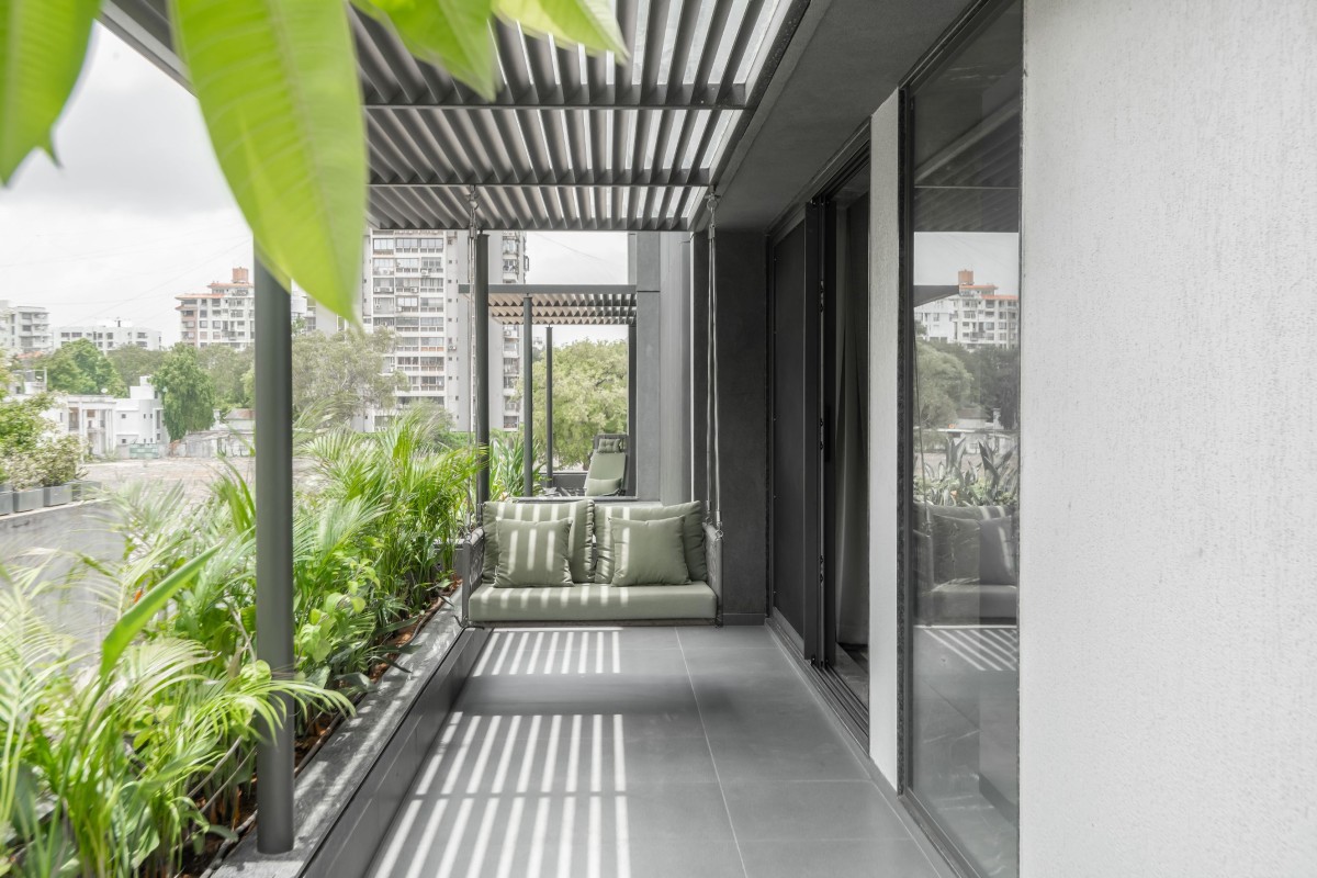 Modern balcony attached to the bedroom of Veera Villa by Keystone Studio