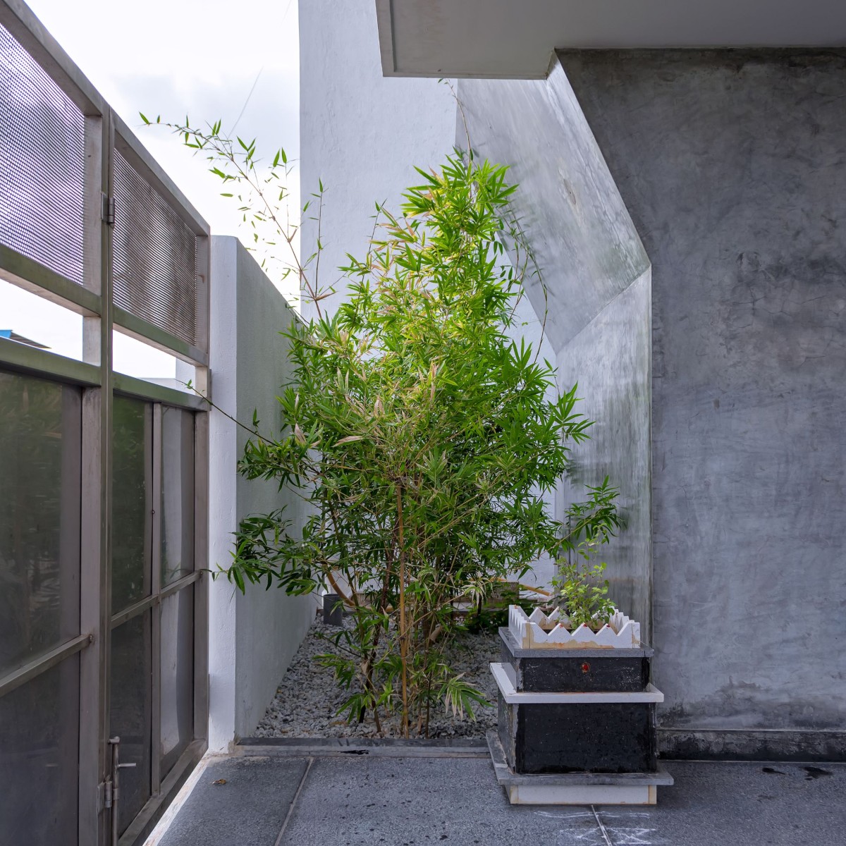 Entrance porch of Not So Big House by Sudaiva Studio