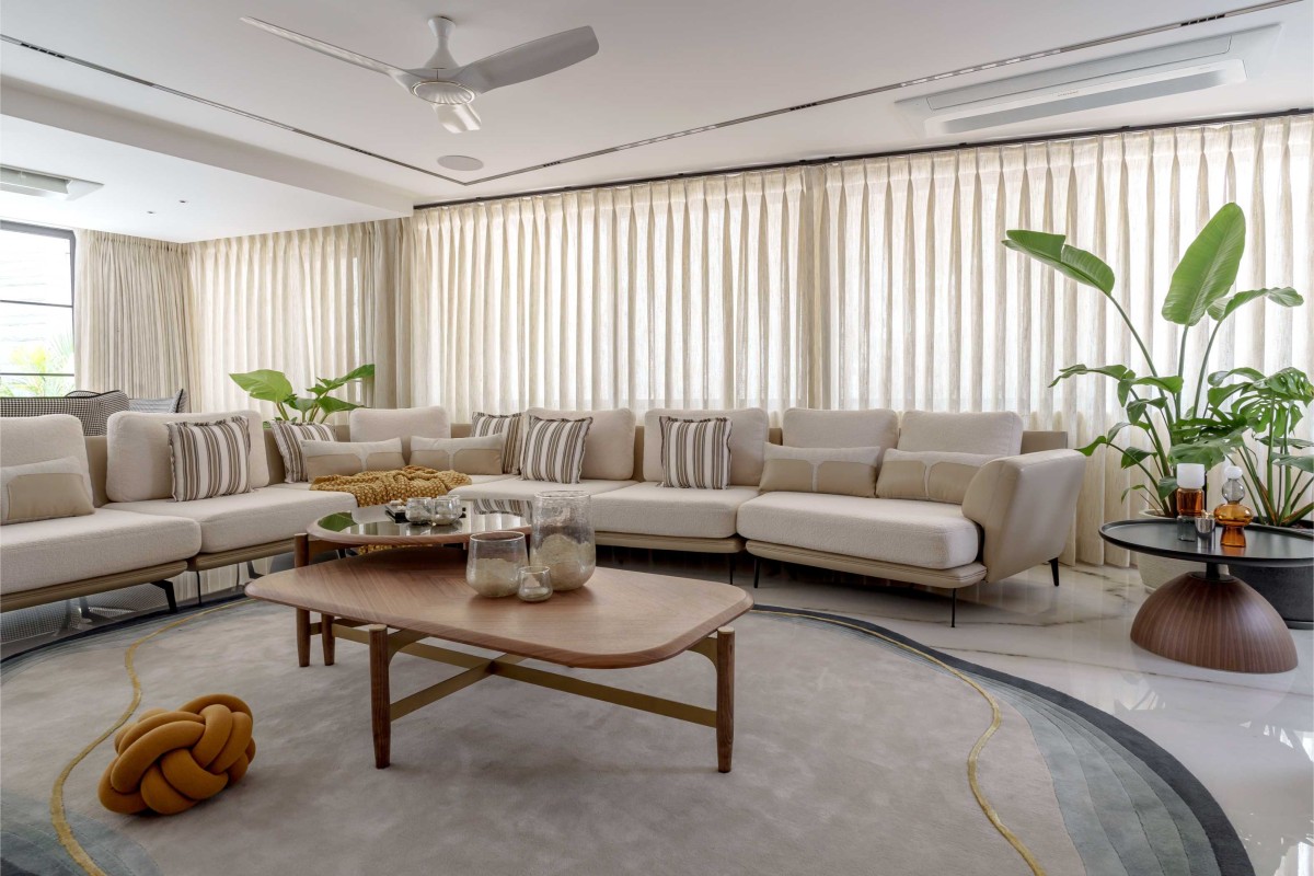 Living room of Kedia Bungalow by Plus V Architects