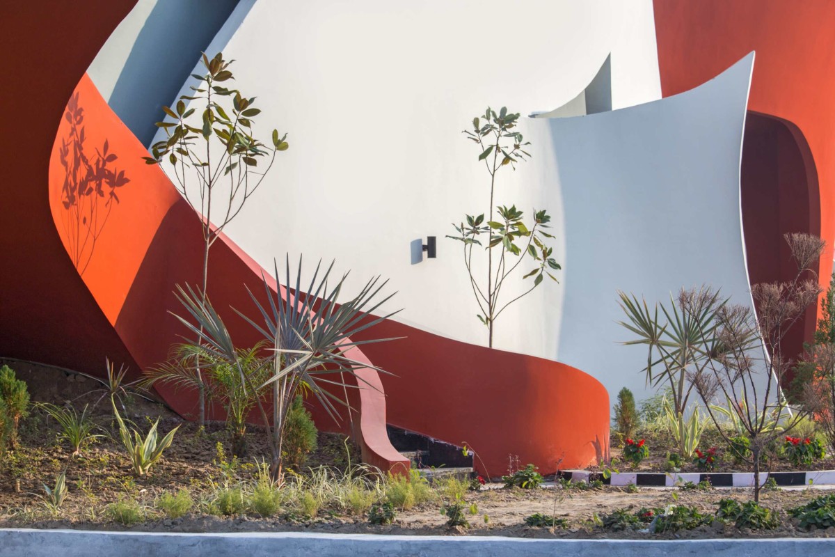 Passage to staircase of Doaba Public School by Studio Ardete