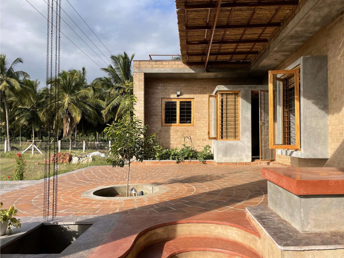 Courtyard Courtyard with the tree as the nucleus of Makizham Thottam by Second Ground