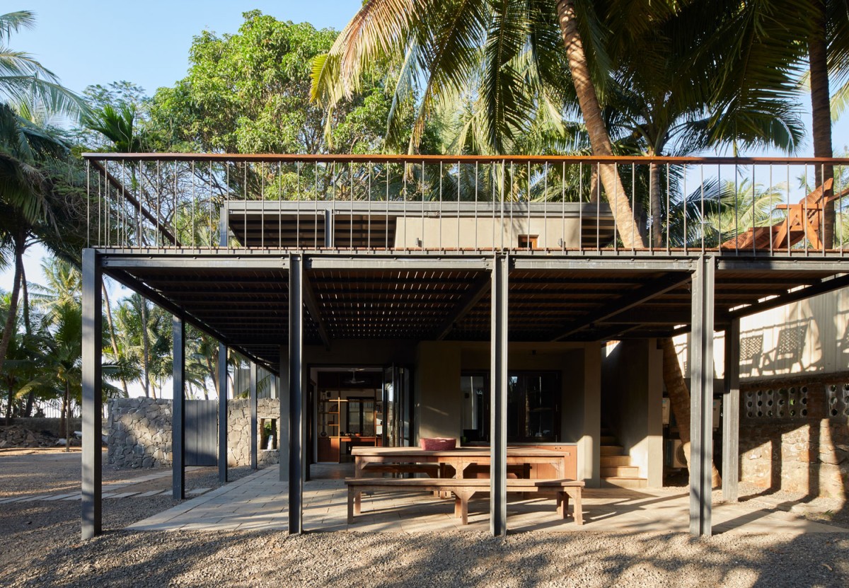 Verandah of House in the Palms by Architecture BRIO