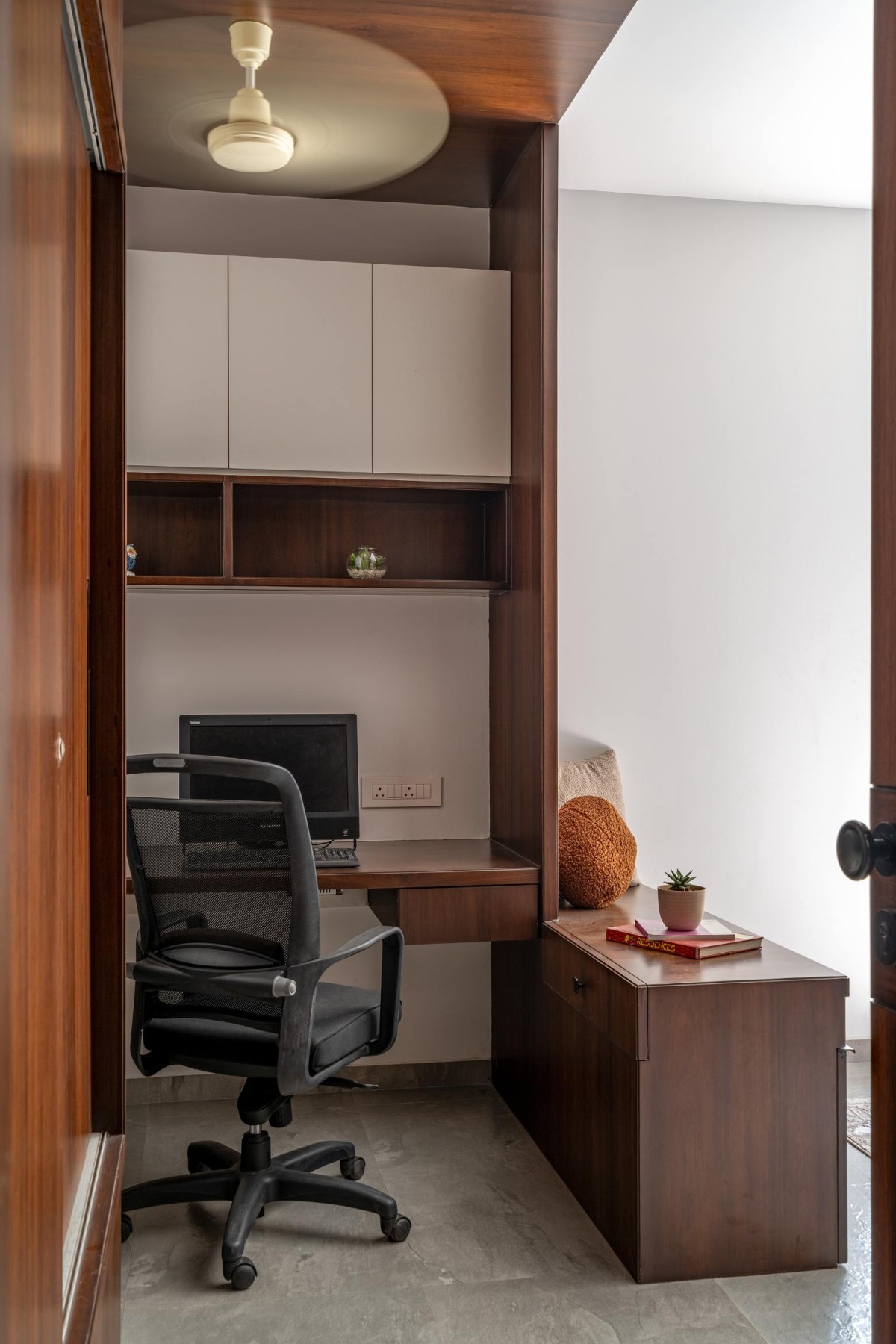 Work area of Vithai Residence by Studio AAD