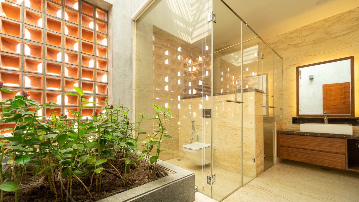 Toilet of Vinod Residence by Murali Architects