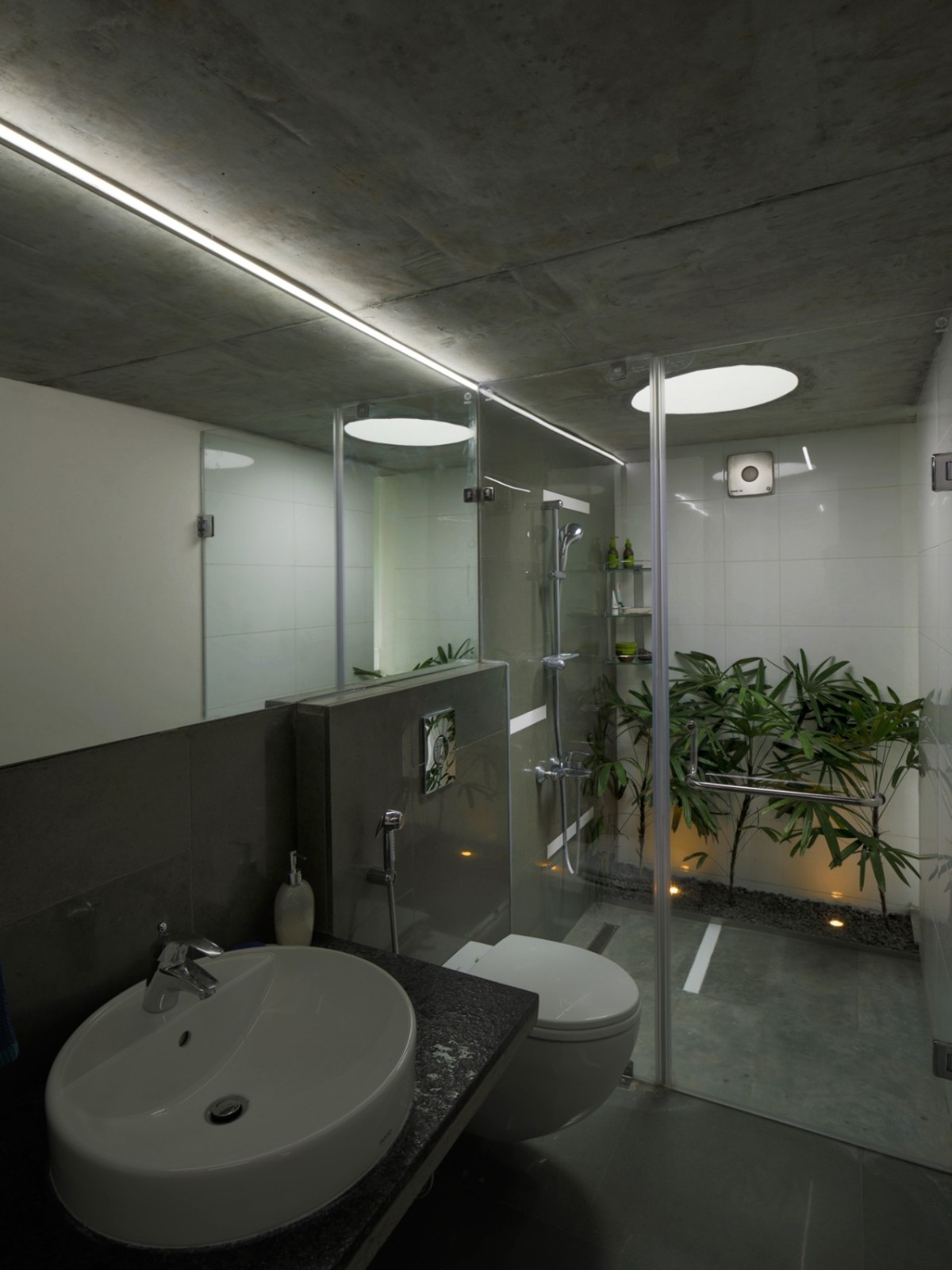 Toilet of The Walls and Vaults House by LIJO.RENY.architects