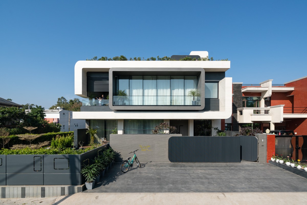 Exterior view of Residence 100 by Subash and Associates