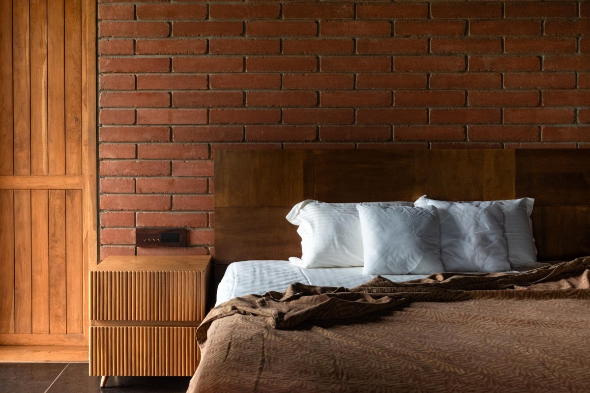 Bedroom of Jalmanjar Farmhouse by Put Your Hands Together - BioArchitects