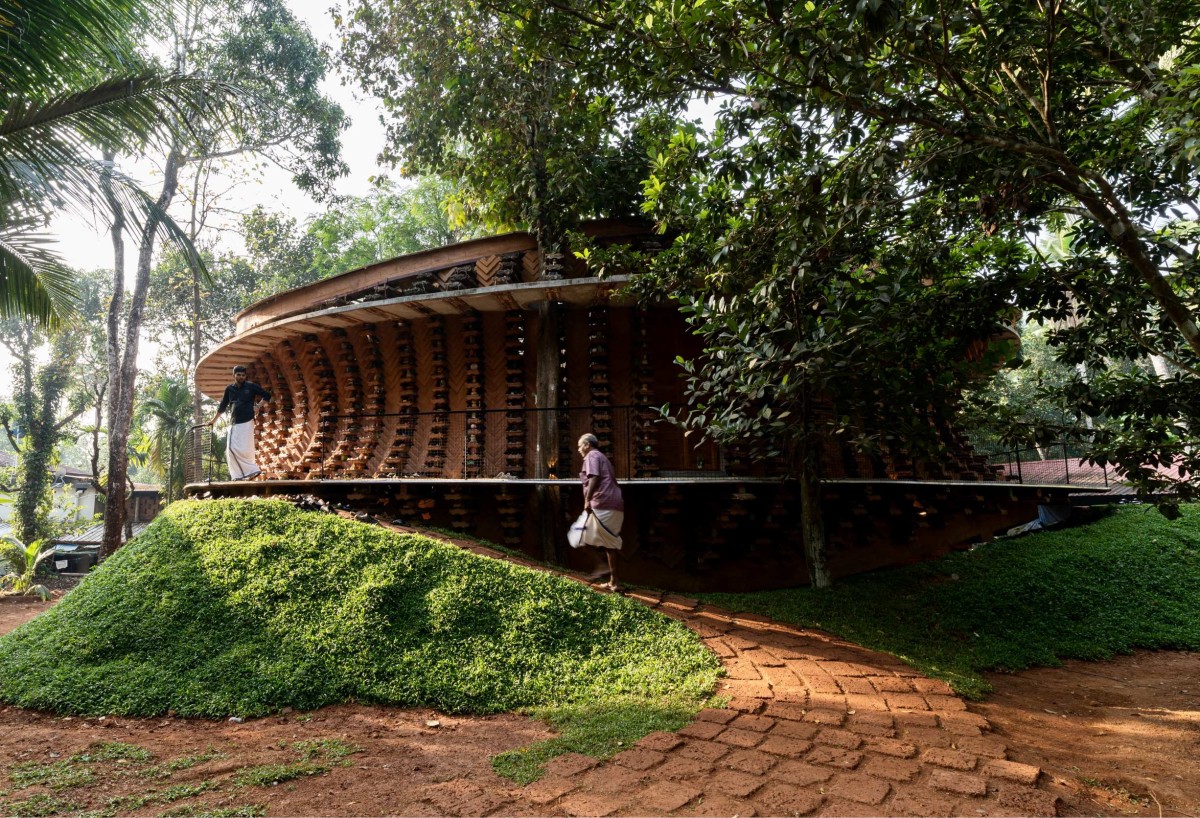 Exterior view of Toy Storey Residence by Wallmakers