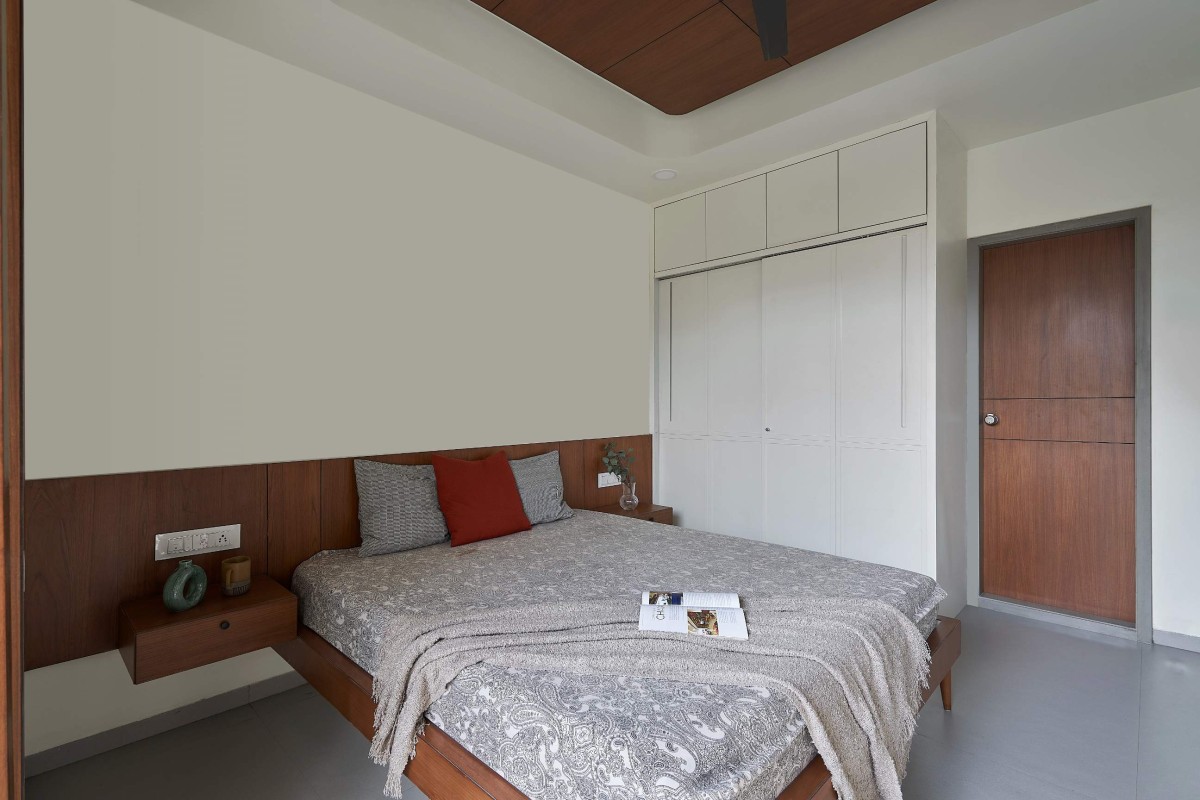 Bedroom of Tranquil Court House by Studio Habitect