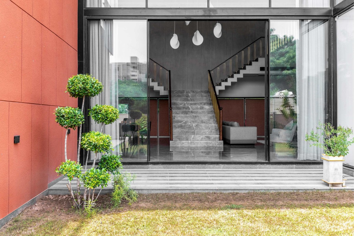 Garden to Staircase view of Bhagwati Bungalow by Jagrut Shah Architect and Associates