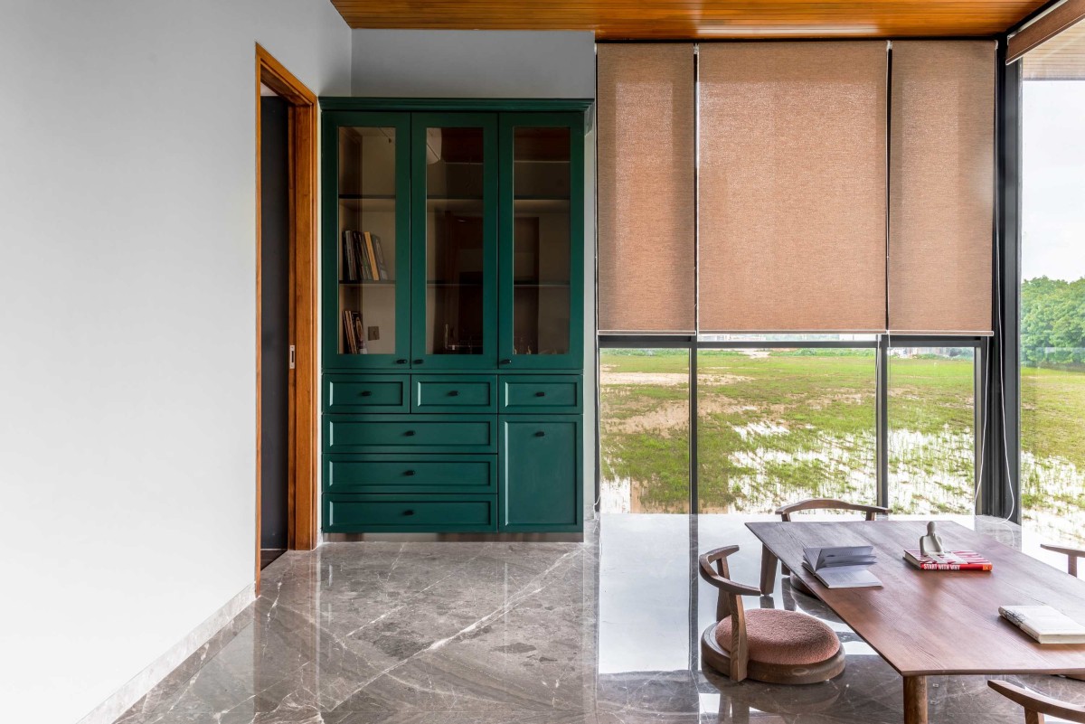 Study room of Bhagwati Bungalow by Jagrut Shah Architect and Associates