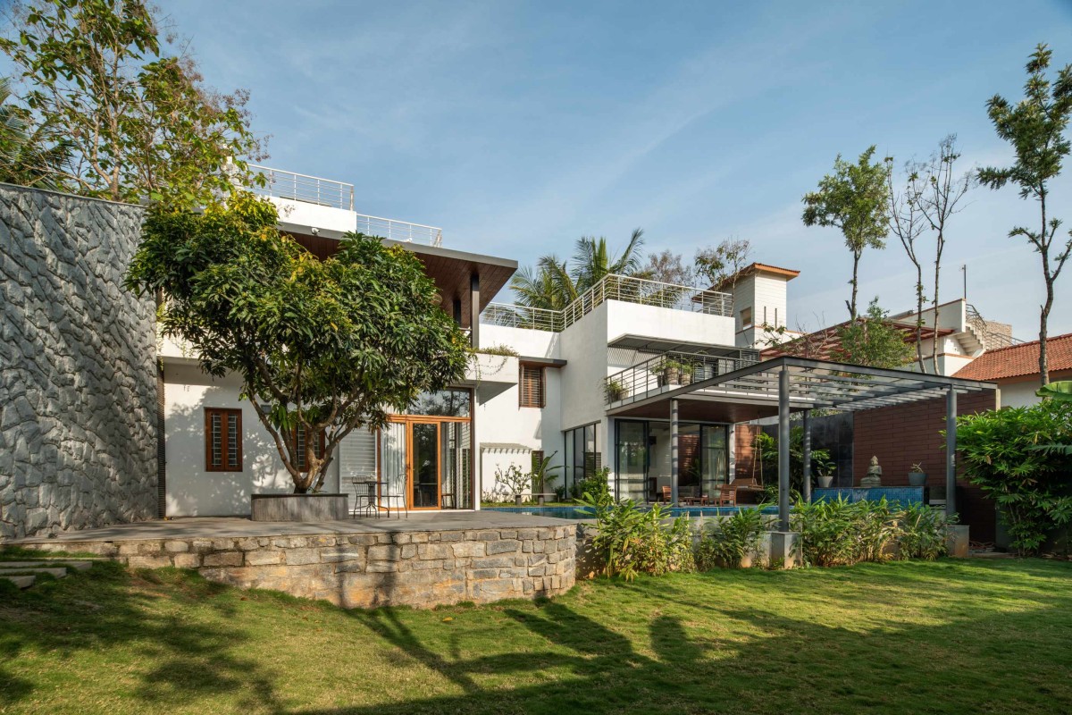 Exterior view of Siri Residence by Design Kacheri