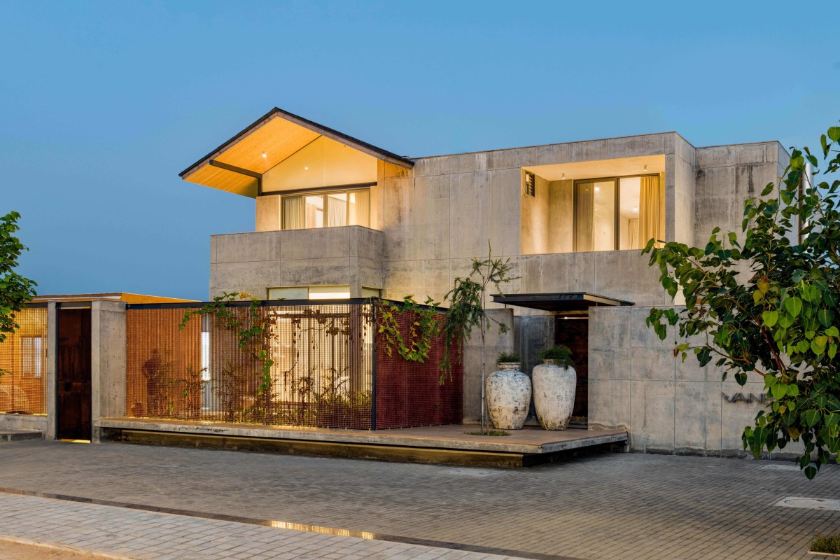 Dusk light exterior view of Vanessa Villa by tHE gRID Architects