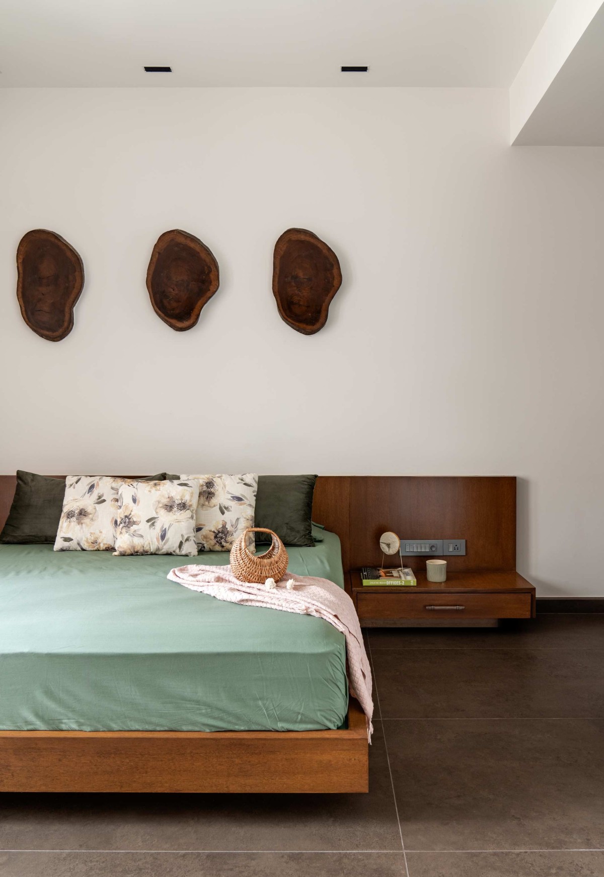 Guest Bedroom of Tanish by Jyaamiti Architectural Studio