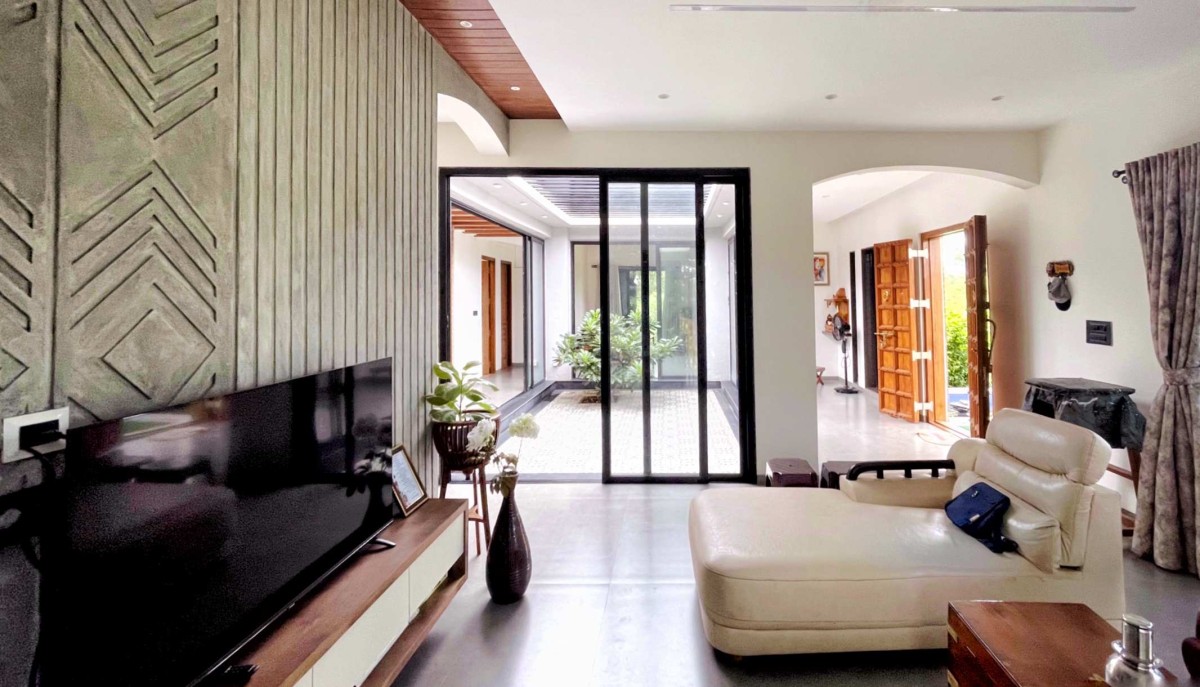 Living room of Moreshwar – The House of Courtyard by Architecture Delicacy