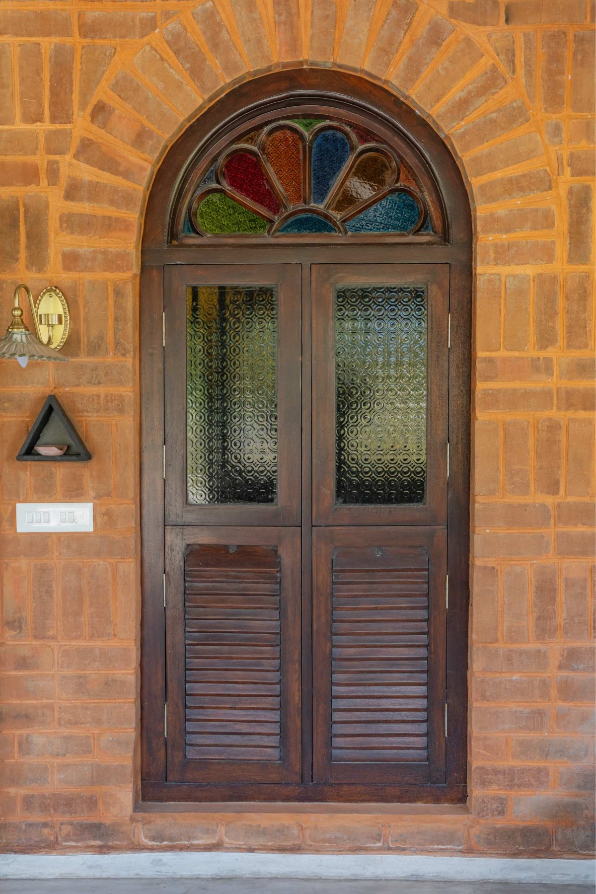 Detailed shot of door of Lakshmi Farm House by RP Architects