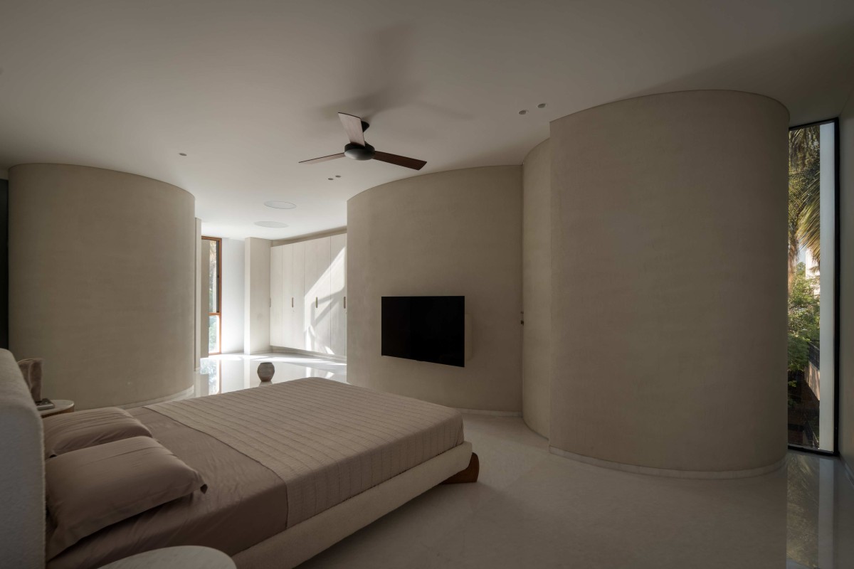 Bedroom of Whispering Curves by Suva Architects