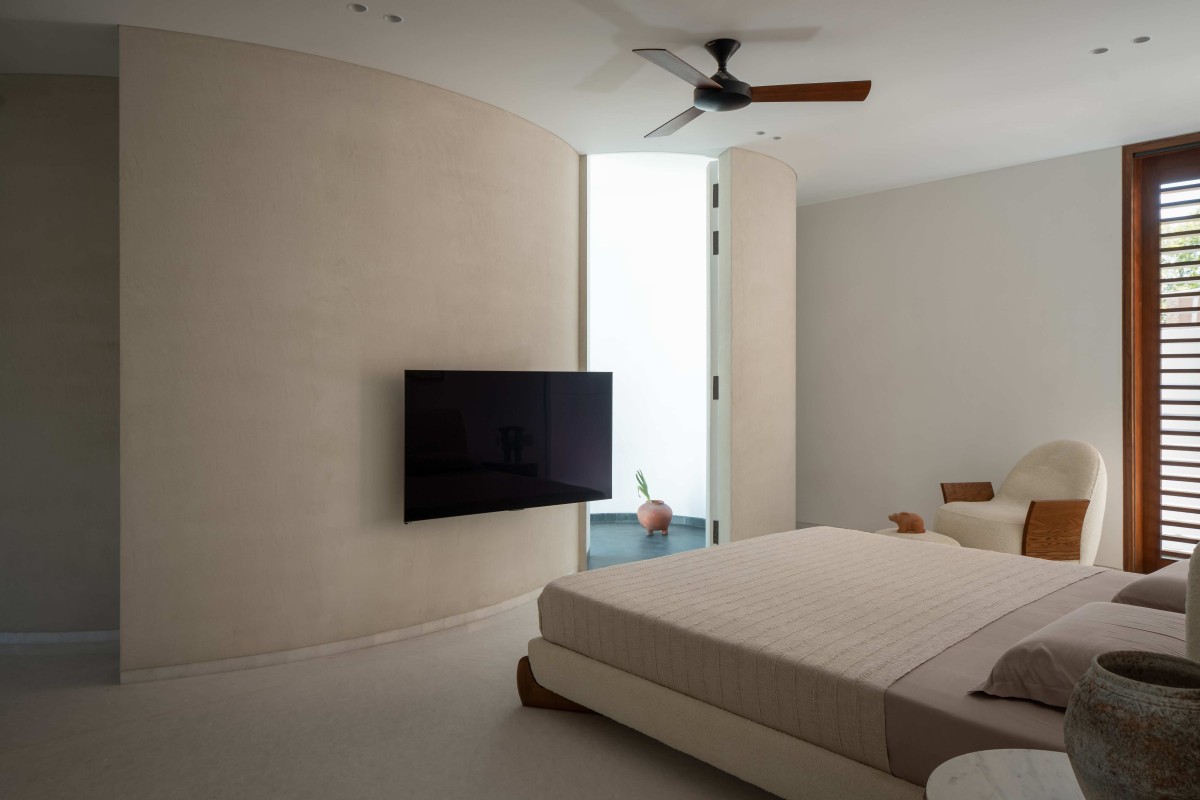 Bedroom of Whispering Curves by Suva Architects