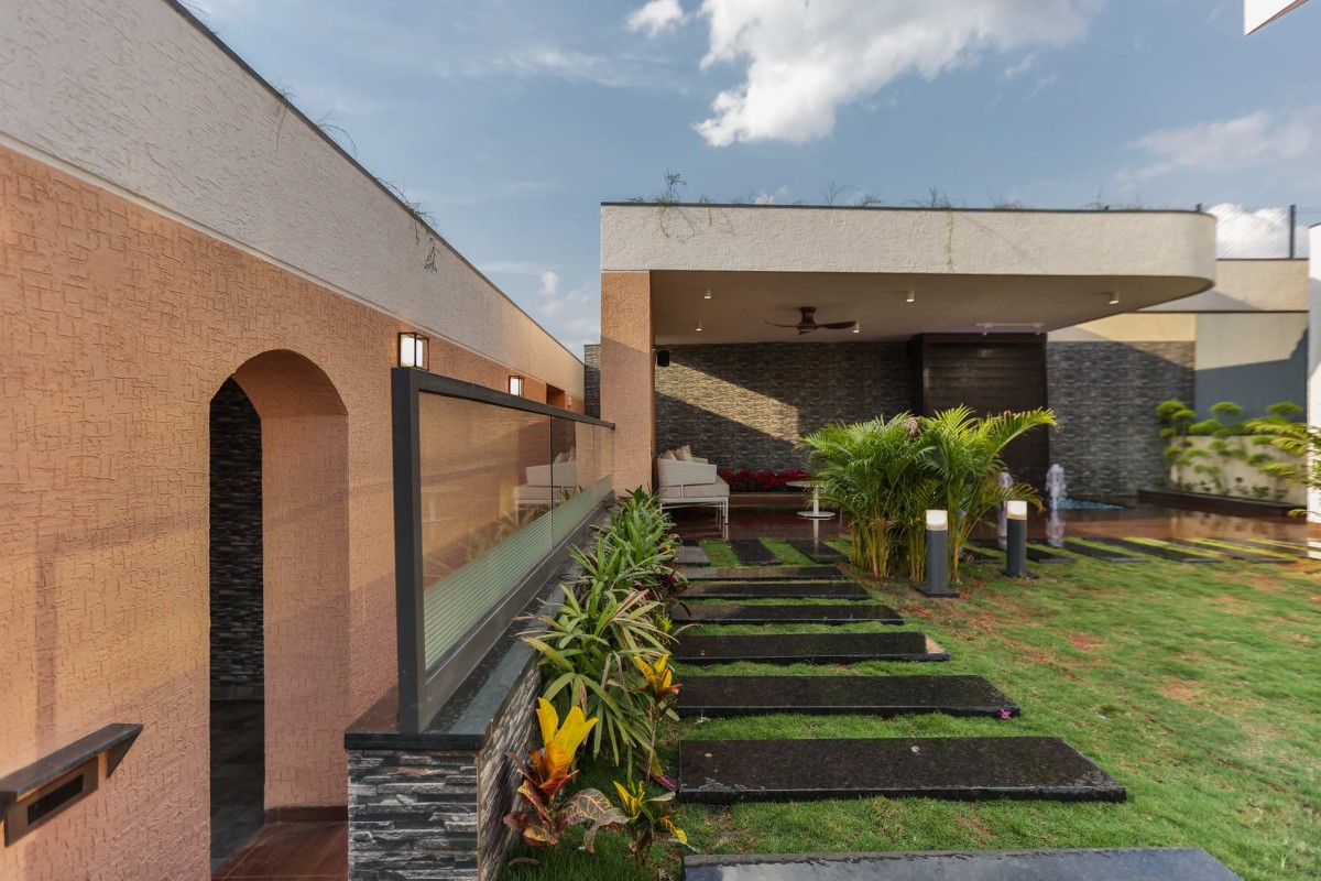 Garden of Twin Gable House by RKGA Consultants Pvt Ltd