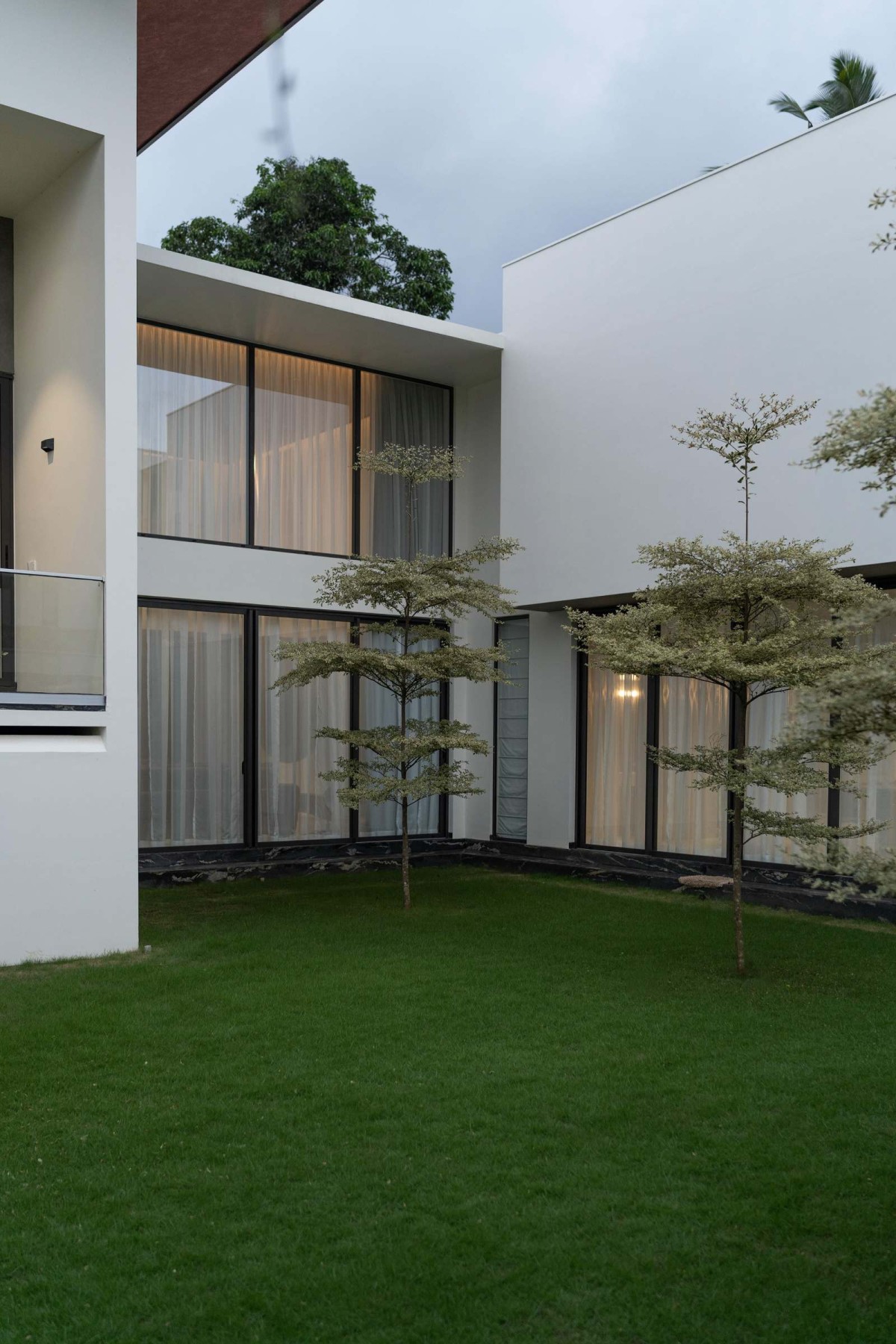 Outdoor court of Payyavoor House by SOHO Architects