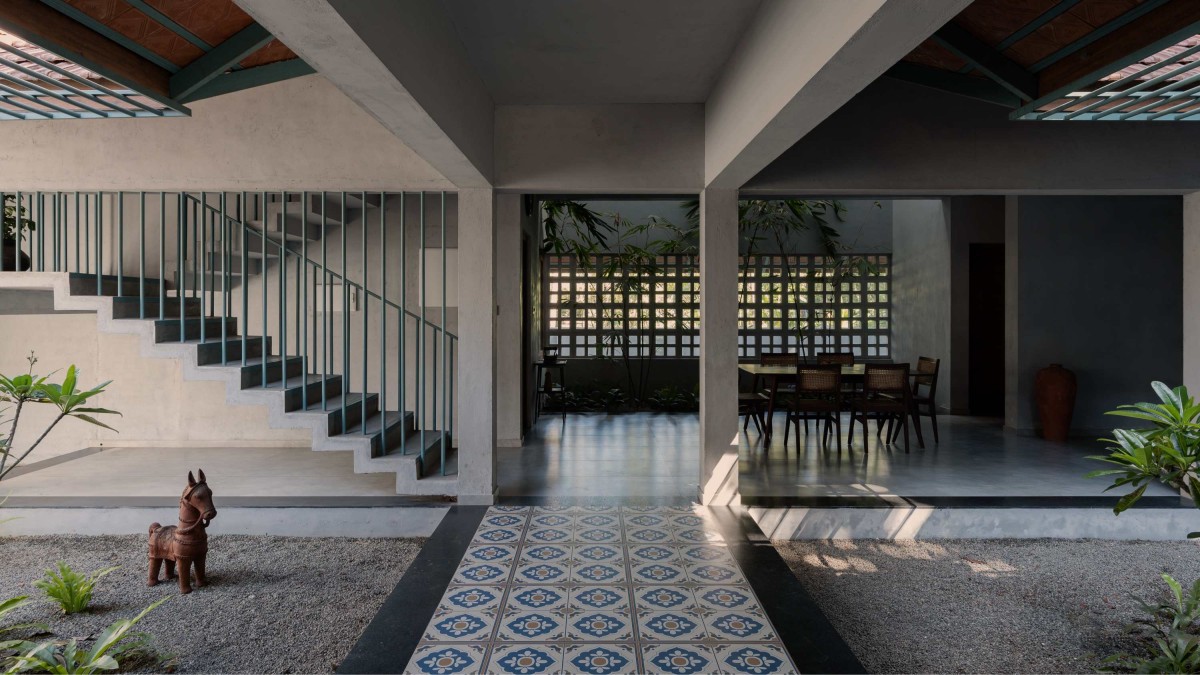 Passage to dining of Nadumuttam by i2a Architects Studio